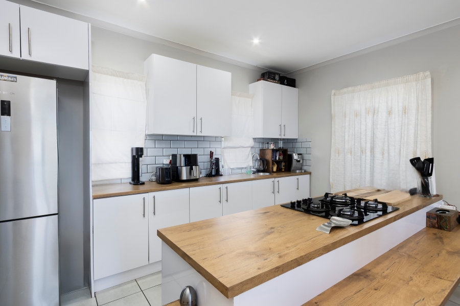6 Bedroom Property for Sale in Sir Lowrys Pass Village Western Cape